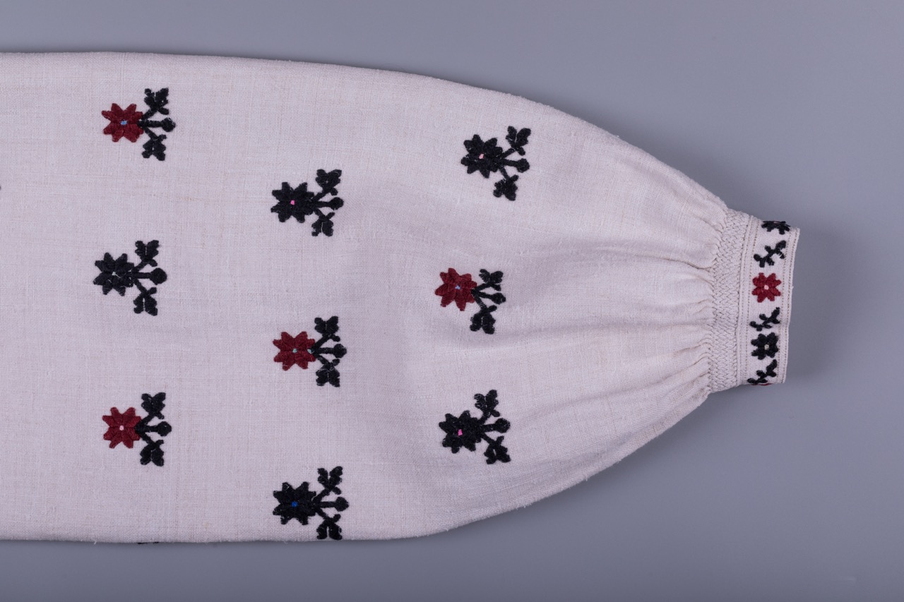 Жіноча вишита сорочка